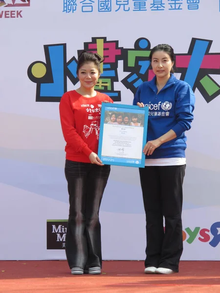 Der Chinesische Olympiasieger Wasserspringen Guo Jingjing Rechts Erhält Die Ernennungsurkunde — Stockfoto