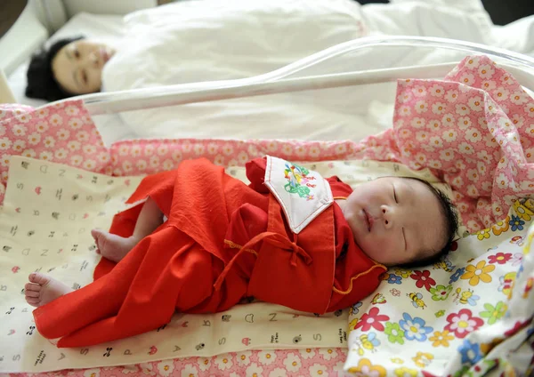 2014年3月20日 中国东北辽宁省沈阳市一家医院 一位中国母亲看着她刚出生的婴儿 — 图库照片