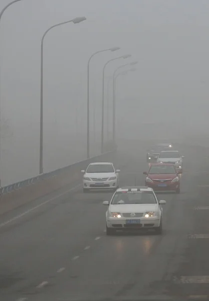 Automobili Viaggio Autostrada Sopraelevata Nello Smog Pesante Nella Città Nanjing — Foto Stock