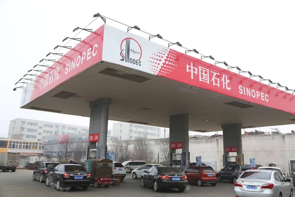 Fila Carros Ser Abastecida Posto Gasolina Sinopec Cidade Xuchang Província — Fotografia de Stock