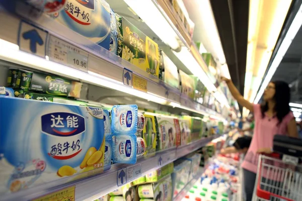 Cliente Compra Yogur Danone Supermercado Beijing China Julio 2011 — Foto de Stock