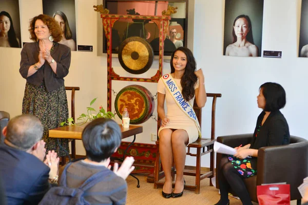 フランス2014フローラ コクレル 右から2番目 2014年5月6日 上海で開催された中国人留学生と留学生の交流イベントで笑顔を見せます — ストック写真