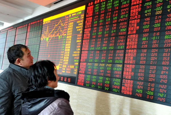 Chinese Investors Look Stock Index Prices Shares Red Price Rising — Stock Photo, Image