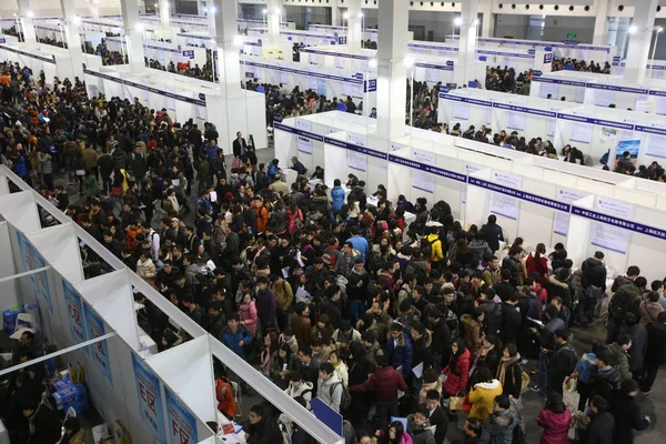 Job Hunters Crowd Booths Job Fair Shanghai China Janeiro 2014 — Fotografia de Stock