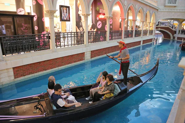 Τουρίστες Παίρνουν Μια Βάρκα Για Αξιοθέατα Στο Βενετσιάνικο Μακάο Resort — Φωτογραφία Αρχείου