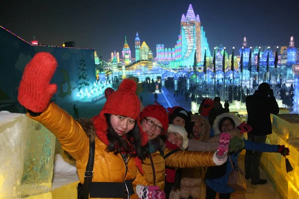 Visitors Pose Photos Front Ice Sculptures 30Th Harbin International Ice — Stock Photo, Image