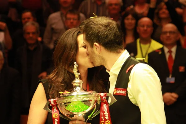 Mark Selby England Right Kisses His Wife Vikki Layton Celebrate