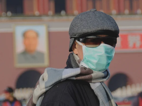 Иностранный Турист Маске Лица Посещает Площадь Тяньаньмэнь Тяжелым Смог Пекине — стоковое фото