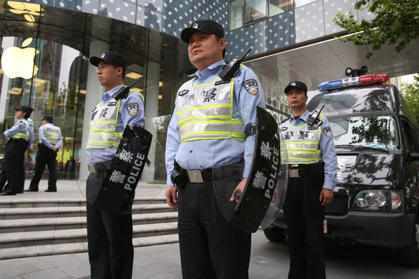 Oficiales Policía Chinos Armados Con Escudos Están Lado Crucero Policía —  Fotos de Stock