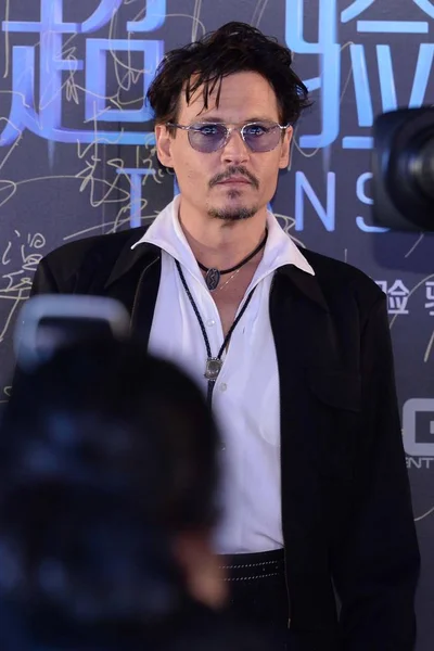 Amerykański Aktor Johnny Depp Pozuje Czerwonym Dywanie Przybywa Premiera Jego — Zdjęcie stockowe