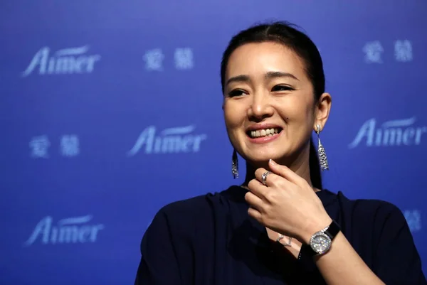 2014年4月9日 在中国上海举行的2014年上海时装周 中国女演员龚莉在接受采访时微笑着接受阿默尔内衣时装秀 — 图库照片
