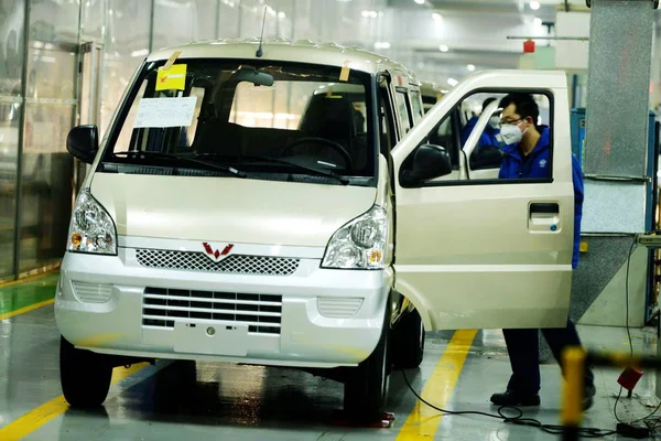 Minivans Estão Estacionados Uma Fábrica Saic Wuling Automobile Cidade Qingdao — Fotografia de Stock