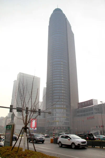 Ifc 国際金融中心 センター Xinjiekou 金融東 2014 日中国江蘇省南京市の商業ビジネスのクラスターでスモッグで行き交う車 — ストック写真