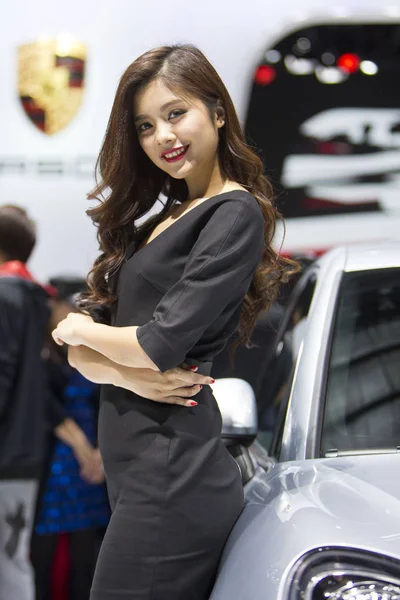 Modelo Posa Estande Porsche Durante 13Th Beijing International Automotive Exhibition — Fotografia de Stock