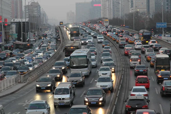 Masas Vehículos Mueven Lentamente Atasco Tráfico Una Carretera Beijing China —  Fotos de Stock