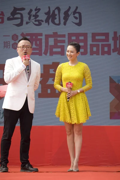 Chinese Actrice Zhang Ziyi Recht Glimlacht Tijdens Openingsceremonie Voor Woonappartement — Stockfoto