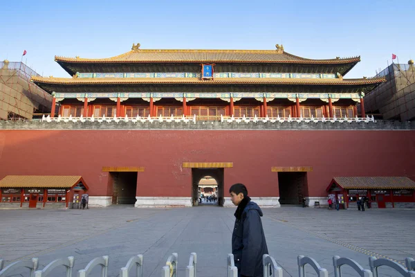 2013년 12월 31일 베이징의 자금성이라고도 박물관의 메리디안 게이트를 지나가는 관광객 — 스톡 사진