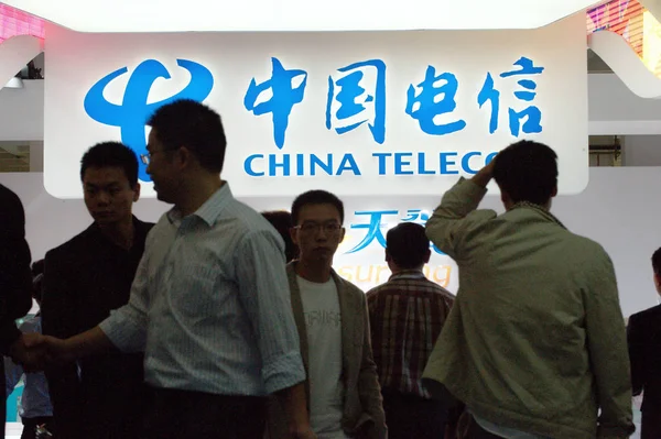 Pessoas Visitam Estande China Telecom Expo Comm China 2013 Pequim — Fotografia de Stock