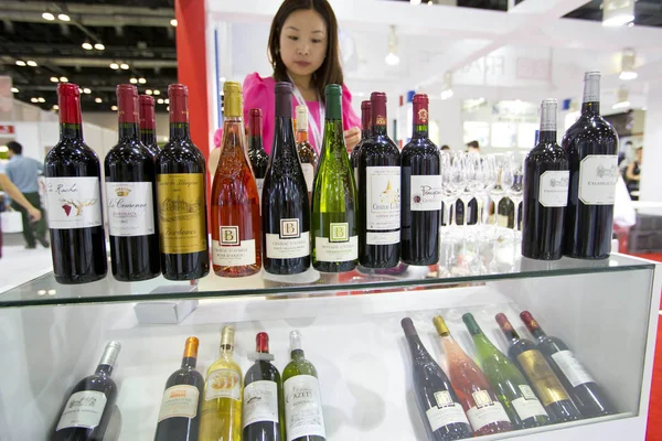 Bottiglie Vino Sono Esposte Durante Mostra Topwine China 2014 Presso — Foto Stock