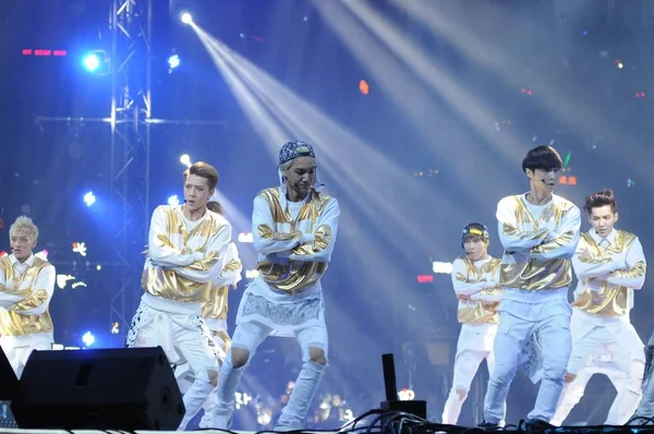 韩中流行乐队 Exo 在2014年4月6日中国北京举行的庆祝香港演员成龙60岁生日的明星音乐会上表演 — 图库照片