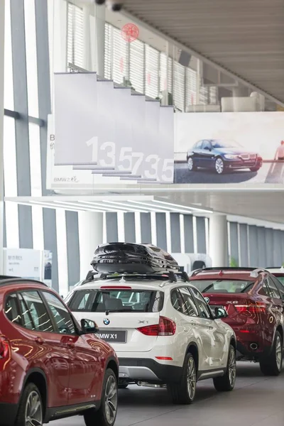 Novos Carros Estão Exibição Uma Concessionária Bmw Pequim China Fevereiro — Fotografia de Stock