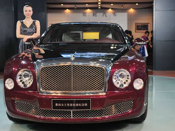 Model Posiert Mit Einem Bentley Mulsanne Während Einer Automobilausstellung Chongqing — Stockfoto