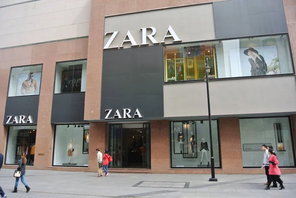 2013년 12일 쓰촨성 남서부 청두시의 Zara 상점을 지나가는 보행자들 — 스톡 사진