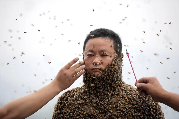 Chinesische Imker Verwenden Räucherstäbchen Die Bienen Vertreiben Die Den Körper — Stockfoto