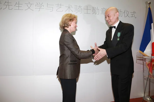 Kinesiska Skådespelare Dig Rätt Skakar Hand Med Frederique Bredin President — Stockfoto