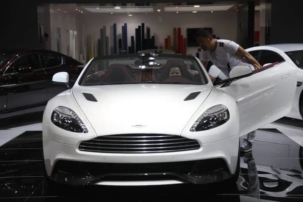 Bezoekers Uitproberen Een Aston Martin Sportauto Tijdens 13E Beijing International — Stockfoto