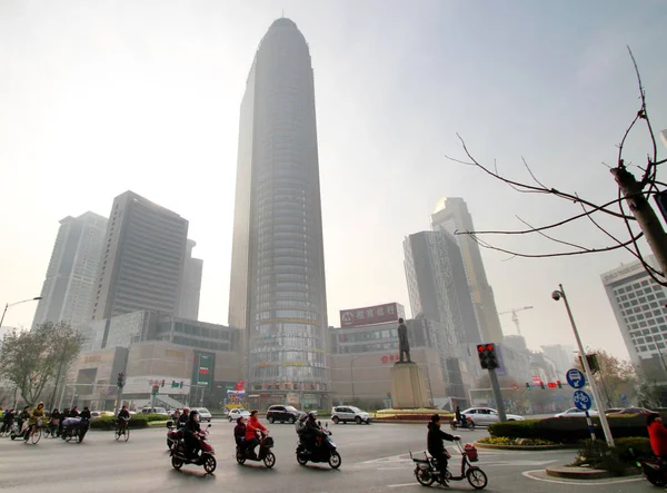 Fietsers Auto Langs Nanjing Ifc International Finance Center Center Smog — Stockfoto