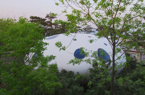 Ufo Alakú Épület Képen Egy Festői Helyszínen Közel Strand Rizhao — Stock Fotó