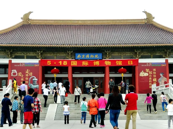 Turistas Caminan Hacia Museo Nanjing Ciudad Nanjing Provincia Chinas Jiangsu — Foto de Stock