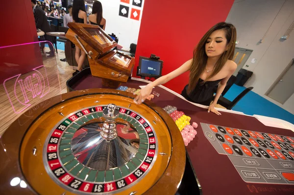 Ung Kvinna Demonstrerar Ett Roulettehjul Den Globala Gaming Expo Asia — Stockfoto