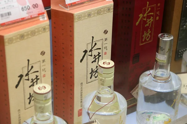 Botellas Shui Jing Fang Licor Sichuan Swellfun Están Venta Una — Foto de Stock