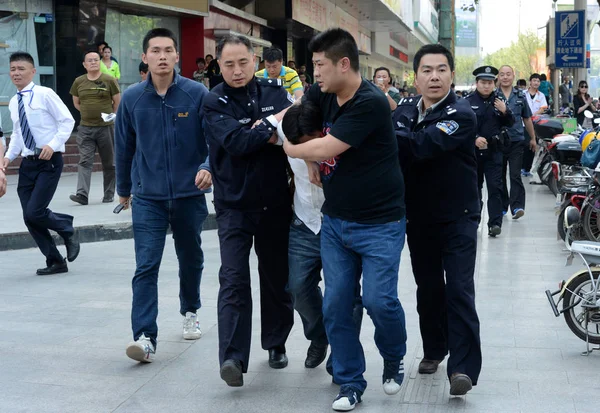 Chinesische Polizisten Nehmen Mai 2014 Vor Einer Filiale Der Chinesischen — Stockfoto