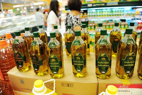 Botellas Aceite Oliva Están Venta Supermercado Ciudad Qingdao Este Provincia — Foto de Stock