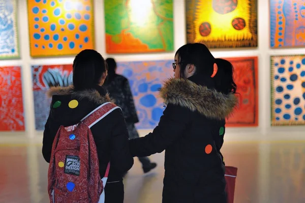 Los Visitantes Ven Obras Arte Artista Japonesa Yayoi Kusama Durante — Foto de Stock