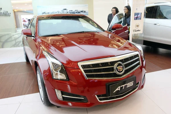 Pengunjung Melihat Cadillac Ats General Motors Sebuah Pusat Perbelanjaan Shanghai — Stok Foto