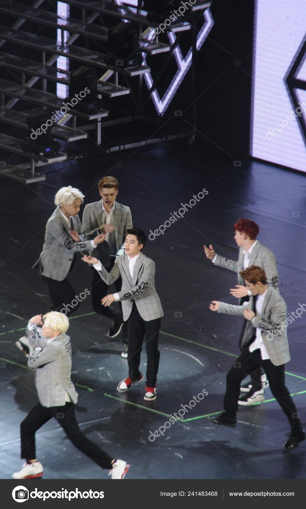 Участники Южнокорейско Китайской Мужской Группы Exo Выступают.