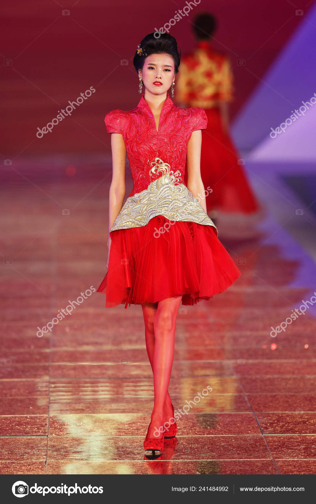 Una Modelo Muestra Vestido Novia Chino Tradicional Alta Costura