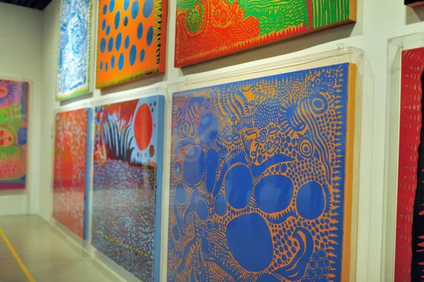 Obras Arte Artista Japonesa Yayoi Kusama Exhiben Gira Por Asia — Foto de Stock