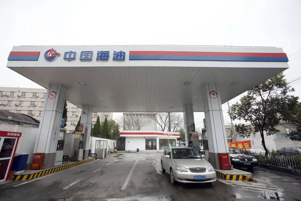Carro Está Sendo Reabastecido Posto Gasolina Cnooc China National Offshore — Fotografia de Stock