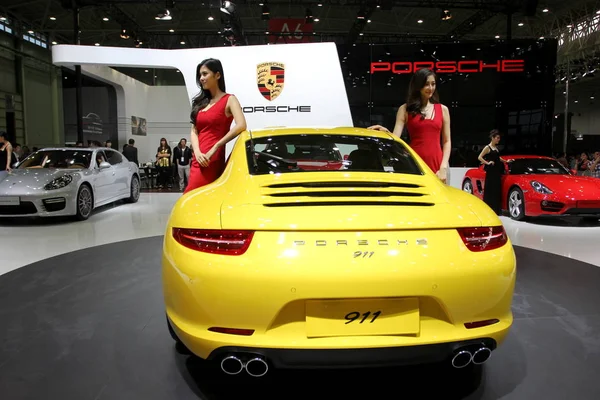 Modellen Poseren Met Een Porsche 911 Stand Van Porsche Tijdens — Stockfoto