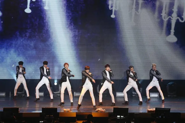 Les Membres Boys Group Sud Coréen Infinite Produisent Lors Une — Photo