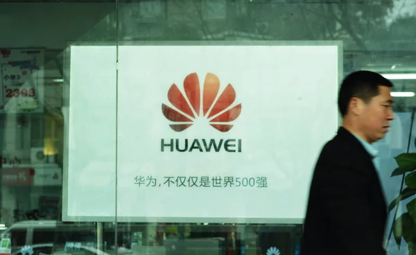 Fotgängare Går Förbi Annons För Huawei Hangzhou City East Chinas — Stockfoto