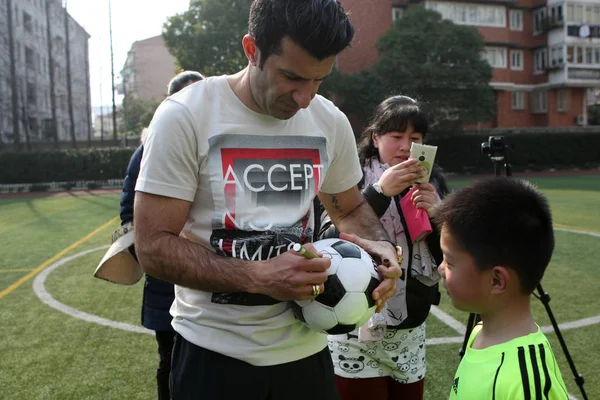 Luis Figo Estrella Fútbol Portugués Izquierda Firma Balón Fútbol Para — Foto de Stock