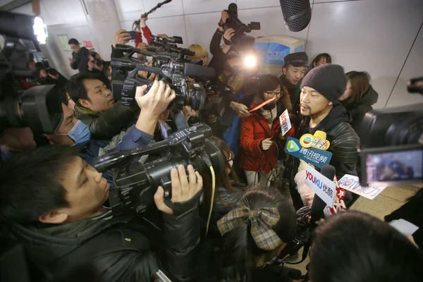中国演员廖凡 是第64届柏林电影节银熊奖最佳男主角的得主 从中国北京抵达北京首都国际机场后 记者们对他进行了包围和采访 — 图库照片