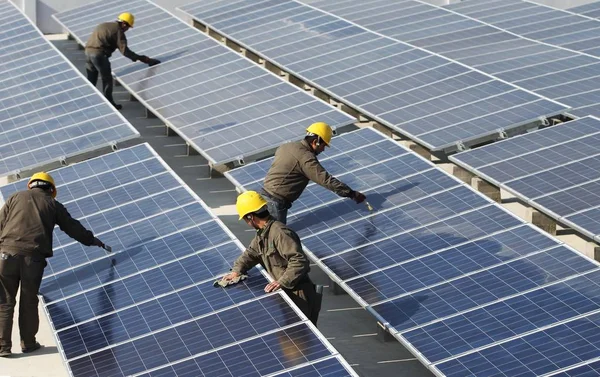 Trabajadores Chinos Limpian Paneles Solares Una Central Fotovoltaica Azotea Del — Foto de Stock