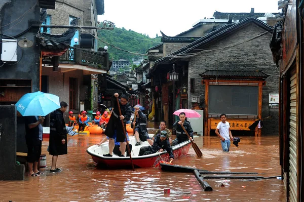 Soccorritori Cinesi Evacuano Residenti Locali Dalle Aree Allagate Causate Dalle — Foto Stock